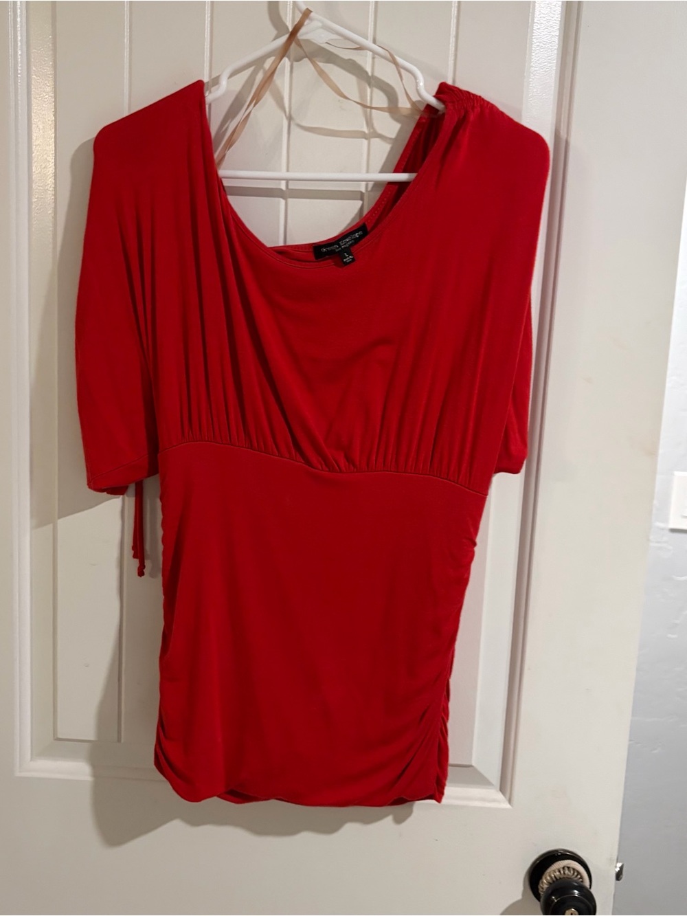 Green Envelope Red One-Shoulder Ruched Short Sleeve Top